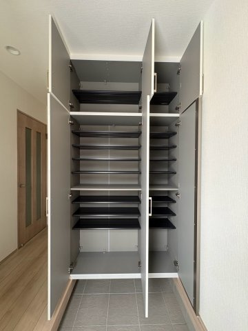 須磨区東落合3丁目　新築戸建て　B棟の玄関|◆玄関◆シューズボックスも大きいタイプが付いているので家族の多い方でも収納できますね！