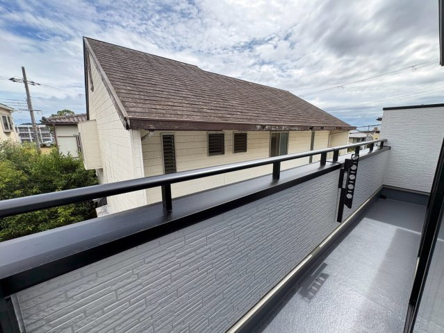 須磨区東落合3丁目　新築戸建て　B棟のバルコニー|◆バルコニー◆南向きのバルコニーは陽当たりがよく洗濯物も早く乾きますね♪