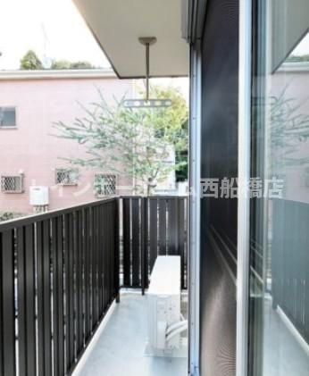 松戸市小金清志町１丁目のアパートのバルコニー