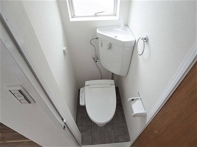 BLAN CUBE大塚のトイレ|温水洗浄付きのトイレ、窓も完備
