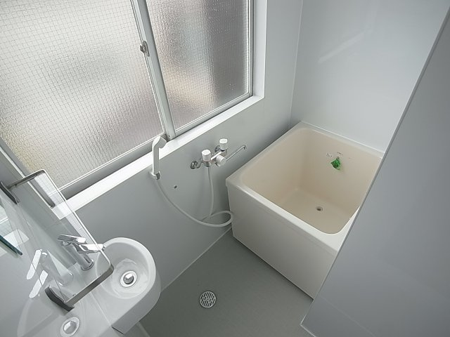 BLAN CUBE大塚の浴室|換気窓付きのバスルーム