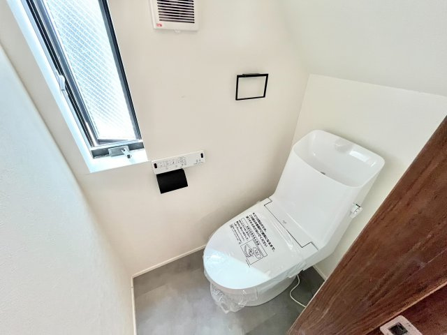 【TOKYO BASE】北区滝野川3丁目　新築戸建のトイレ|ウォシュレット付きのトイレはいつも快適！

現地ご見学希望・資料請求などお気軽にお問い合わせ下さい！
03-5990-5201
