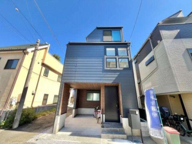 【TOKYO BASE】北区滝野川3丁目　新築戸建の外観|迫力のあるシックな外観が特徴の新築戸建。

現地ご見学希望・資料請求などお気軽にお問い合わせ下さい！
03-5990-5201