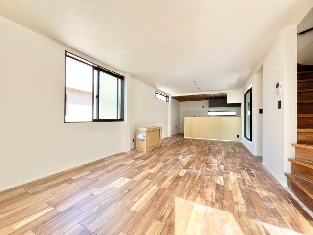 【TOKYO BASE】北区滝野川3丁目　新築戸建の居間・リビング|2階リビングは外からの視線が気にならない、寛ぎのプライベート空間！

現地ご見学希望・資料請求などお気軽にお問い合わせ下さい！
03-5990-5201