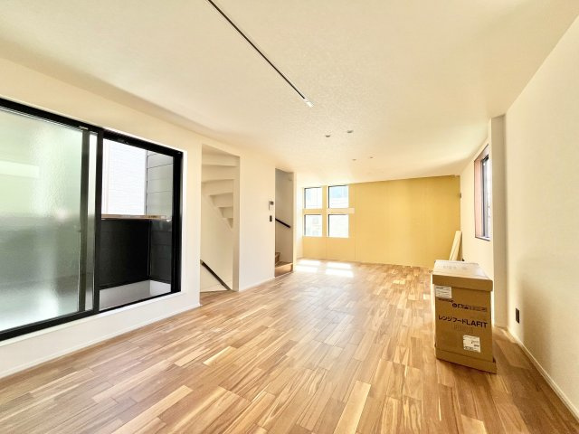 【TOKYO BASE】北区滝野川3丁目　新築戸建の居間・リビング|キッチンにはパントリーを完備！食材選びも楽しく、食品から食器類まで豊富な収納量が魅力。

現地ご見学希望・資料請求などお気軽にお問い合わせ下さい！
03-5990-5201