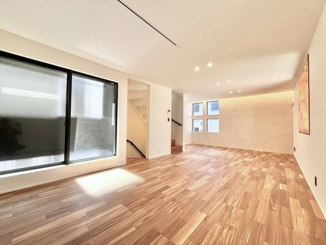【TOKYO BASE】北区滝野川3丁目　新築戸建の居間・リビング|キッチンにはパントリーを完備！食材選びも楽しく、食品から食器類まで豊富な収納量が魅力。

現地ご見学希望・資料請求などお気軽にお問い合わせ下さい！
03-5990-5201