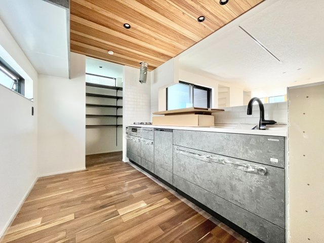 【TOKYO BASE】北区滝野川3丁目　新築戸建のキッチン|お料理をしながらご家族の様子を見渡せる対面式キッチン。ビルトイン食洗機付きで家事の負担を軽減します。

現地ご見学希望・資料請求などお気軽にお問い合わせ下さい！
03-5990-5201