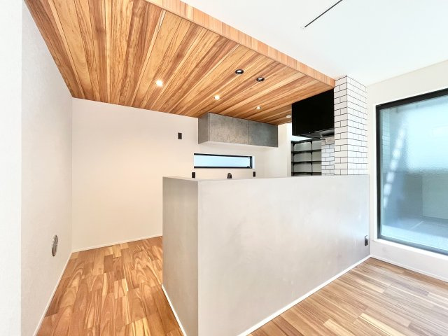 【TOKYO BASE】北区滝野川3丁目　新築戸建のキッチン|お料理をしながらご家族の様子を見渡せる対面式キッチン。ビルトイン食洗機付きで家事の負担を軽減します。

現地ご見学希望・資料請求などお気軽にお問い合わせ下さい！
03-5990-5201