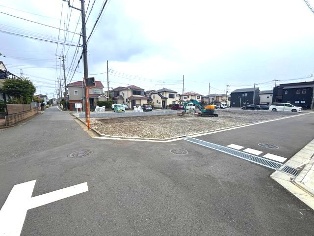 狭山市北入曽　新築戸建ての前面道路含む現地写真|解放感があり、車通り少ないです！