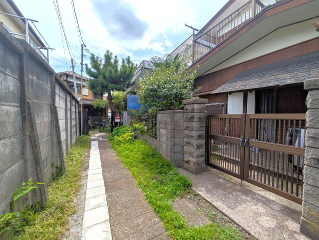 歴史と風情を感じる、魅力溢れる立地の前面道路含む現地写真|前面道路