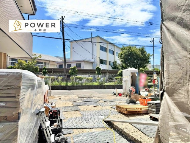 クレイドルガーデン　岡崎市栄町第４の前面道路含む現地写真|十分な幅が確保されており、車の出し入れもスムーズ。お子様の送り迎えなど、日常の動作も快適に行えます。									
									