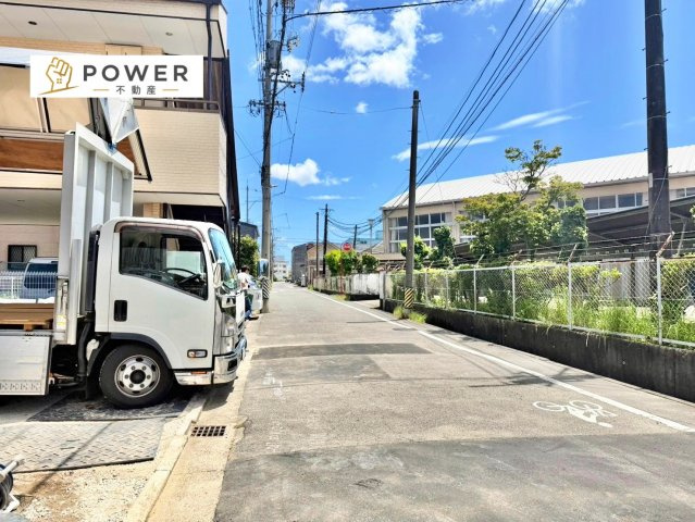 クレイドルガーデン　岡崎市栄町第４の前面道路含む現地写真|十分な幅が確保されており、車の出し入れもスムーズ。お子様の送り迎えなど、日常の動作も快適に行えます。									
									