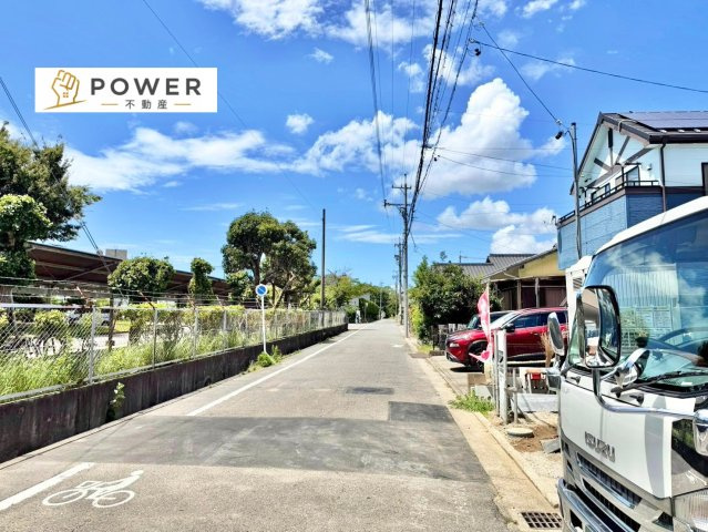 クレイドルガーデン　岡崎市栄町第４の前面道路含む現地写真|十分な幅が確保されており、車の出し入れもスムーズ。お子様の送り迎えなど、日常の動作も快適に行えます。									
									