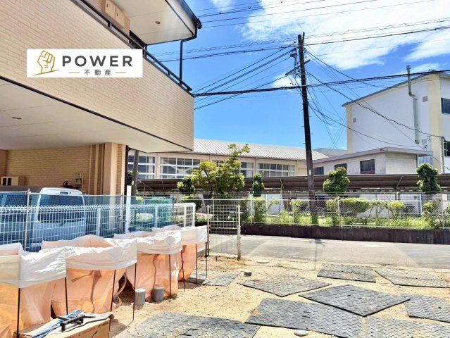 クレイドルガーデン　岡崎市栄町第４の前面道路含む現地写真|十分な幅が確保されており、車の出し入れもスムーズ。お子様の送り迎えなど、日常の動作も快適に行えます。									
									