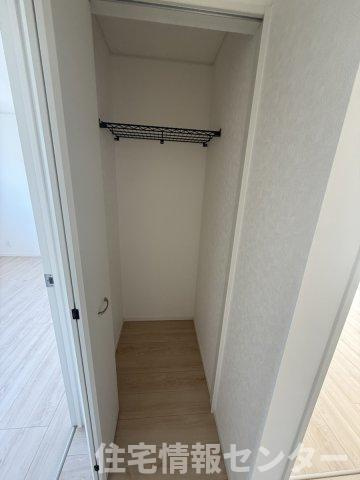 クレイドルガーデン下松市桜町　第1の収納|2階廊下に設置された使い勝手の良い収納スペース。ハンガーパイプと上部棚が付いており、家族共有の掃除道具やシーズンオフの衣類などの整理に役立ちます。