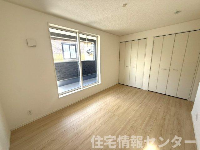クレイドルガーデン下松市桜町　第1の洋室|バルコニーに出られる大きな窓を備えた明るい7.2帖の洋室。主寝室としてゆとりを持って過ごせる広さがあり、大容量のクローゼットを2つ備えているため収納力も備わっています。