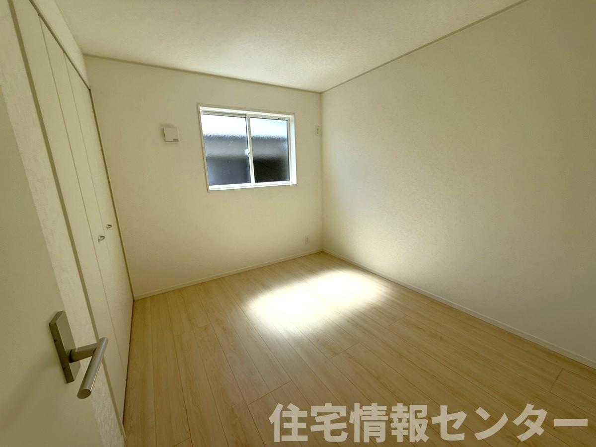 クレイドルガーデン下松市桜町　第1の洋室|自然光がしっかり入る明るい5.25帖の洋室。クローゼットを備えており、子ども部屋や書斎、リモートワーク用のスペースなど多様な使い方が可能です。