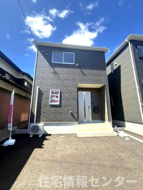 クレイドルガーデン下松市桜町　第1の外観|シックで落ち着いたダークトーンの外壁が際立つスタイリッシュな外観。前面には車2台分の駐車スペースを確保しており、毎日の出し入れや来客時にも便利です。