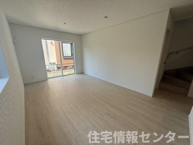 クレイドルガーデン下松市桜町　第1の居間・リビング|明るく解放感あふれる15.7帖のLDK。ナチュラルな木目調のフローリングが心地よい空間を演出します。階段がリビング内にあるため、家族のコミュニケーションも自然と生まれます。