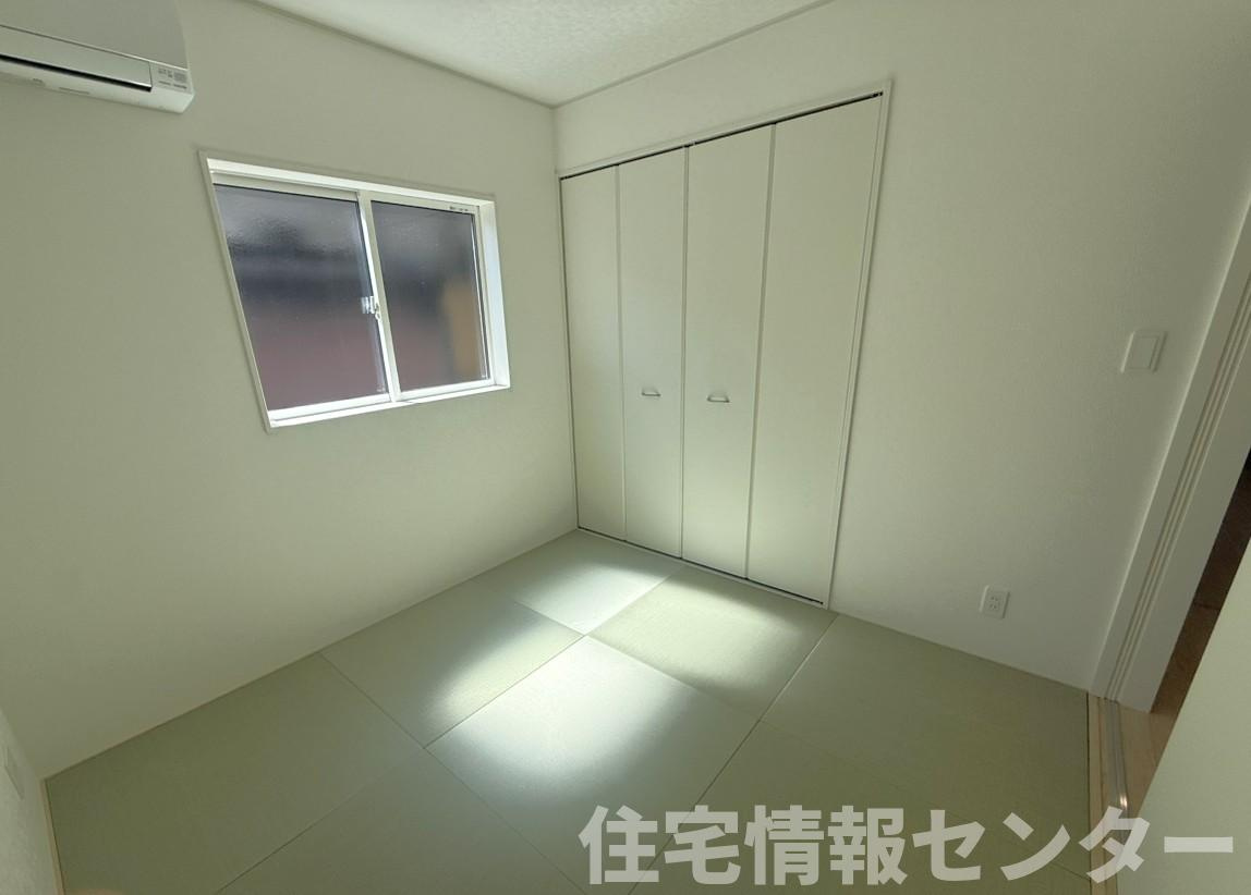 クレイドルガーデン下松市桜町　第1の和室|LDKに隣接した4.5帖の和室。モダンな琉球風畳と明るい採光窓が魅力的で、お子様のお昼寝スペースや来客用のお部屋など多目的に活躍します。
