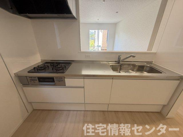 クレイドルガーデン下松市桜町　第1のキッチン|リビングを見渡せる対面式のシステムキッチン。3口コンロや広々としたシンク、足元の収納スペースまで備えており、お料理や家事がスムーズにはかどる設計です。