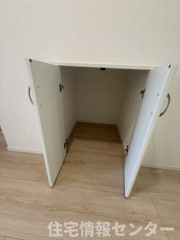 クレイドルガーデン下松市桜町　第1の収納|キッチン横のスペースを有効活用した便利な低い扉付き収納。日用品のストックや掃除用品、ストック食材などを目隠ししながらスッキリ収納しておくことができます。