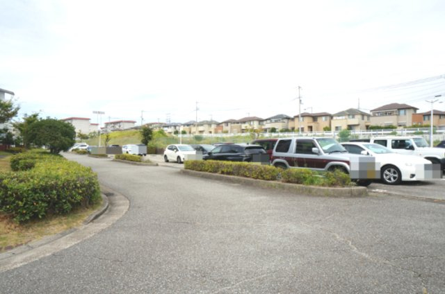 名谷33団地115号棟の駐車場