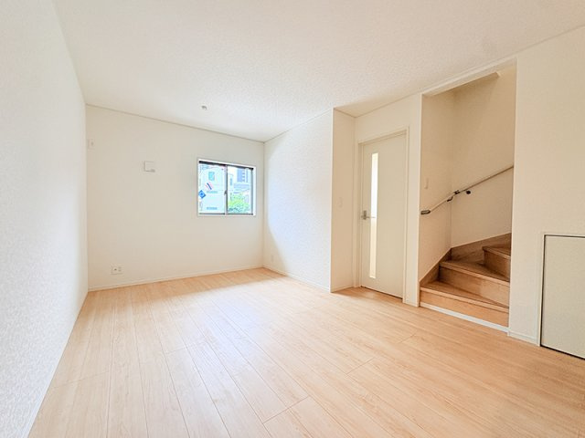 【居間・リビング】 | 西東京市ひばりが丘北4丁目　新築一戸建住宅　全2棟  (保谷店) | ご家族と顔を合わせる機会が増え、自然と会話が生まれるリビング階段。