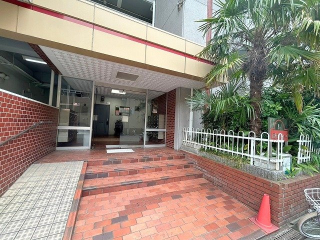 第5田村マンションのエントランス