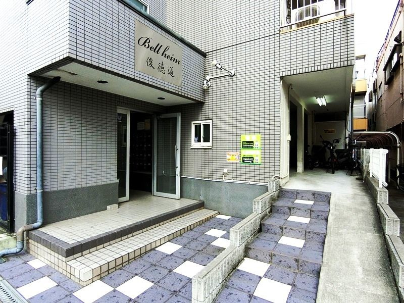 ベルハイム俊徳道のエントランス
