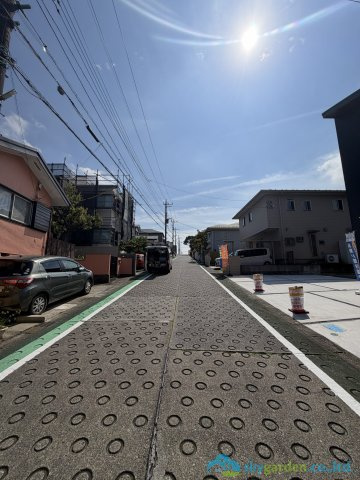 厚木市毛利台1丁目　新築戸建　全1棟1号棟の前面道路含む現地写真
