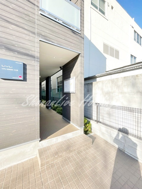 大和市上草柳のアパートのエントランス