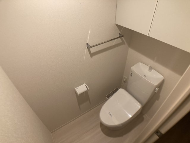 licoriceA棟のトイレ|温水洗浄便座付きのトイレ、上部に収納も完備