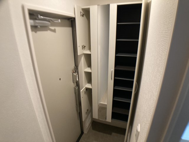 licoriceA棟の玄関|鏡付きのシューズBOX