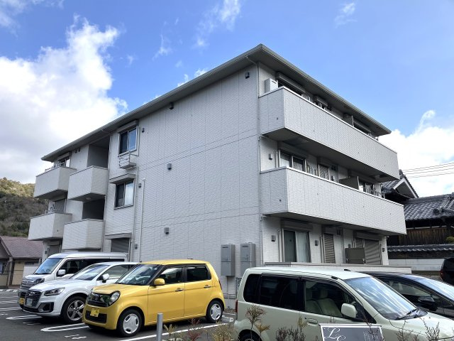 licoriceA棟の外観|人気の谷上駅まで徒歩圏内の美麗ハイツが募集中