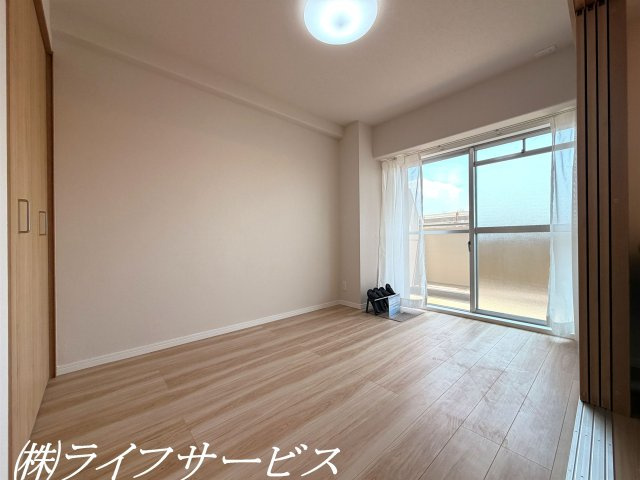 【洋室】 | 阪神住建リバーサイドヴィラ姫島Ⅱ | バルコニー側洋室4.9帖／東南向きのバルコニーに面した陽当り良好のお部屋です！クローゼットあり！