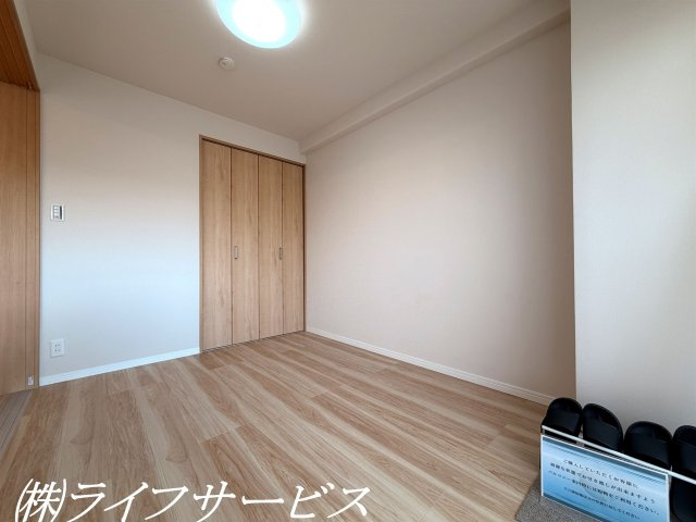 【洋室】 | 阪神住建リバーサイドヴィラ姫島Ⅱ | バルコニー側洋室4.9帖／東南向きのバルコニーに面した陽当り良好のお部屋です！クローゼットあり！