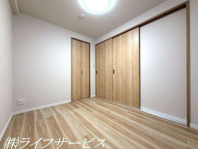 【洋室】 | 阪神住建リバーサイドヴィラ姫島Ⅱ | 中部屋洋室4.6帖／クローゼット有！うれしいエアコン先行配管済！