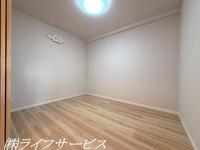 【洋室】 | 阪神住建リバーサイドヴィラ姫島Ⅱ | 中部屋洋室4.6帖／クローゼット有！うれしいエアコン先行配管済！