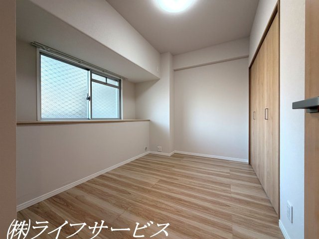 【洋室】 | 阪神住建リバーサイドヴィラ姫島Ⅱ | 玄関側洋室4.4帖／クローゼット有