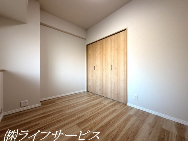 【洋室】 | 阪神住建リバーサイドヴィラ姫島Ⅱ | 玄関側洋室4.4帖／クローゼット有