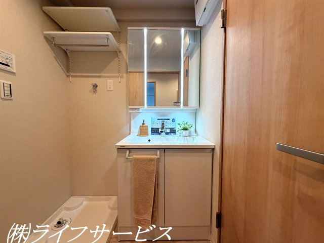 【洗面所】 | 阪神住建リバーサイドヴィラ姫島Ⅱ | 三面鏡シャワー付洗面化粧台