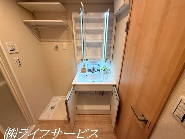 【洗面所】 | 阪神住建リバーサイドヴィラ姫島Ⅱ | 三面鏡シャワー付洗面化粧台