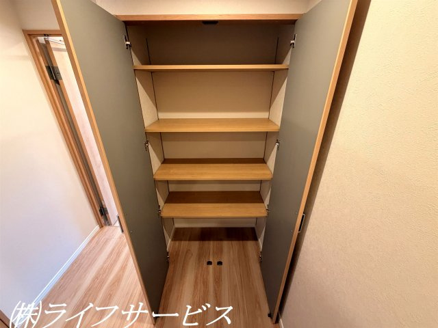 【収納】 | 阪神住建リバーサイドヴィラ姫島Ⅱ | 廊下に収納２カ所あり