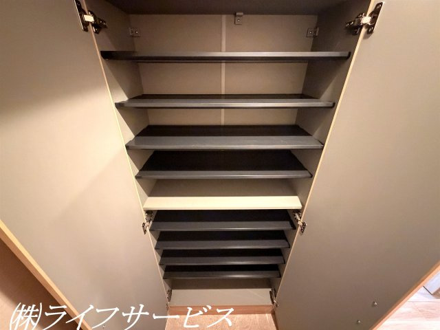 【玄関】 | 阪神住建リバーサイドヴィラ姫島Ⅱ | 玄関／天井高のシューズボックス有