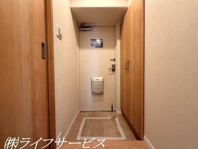 【玄関】 | 阪神住建リバーサイドヴィラ姫島Ⅱ | 玄関／天井高のシューズボックス有