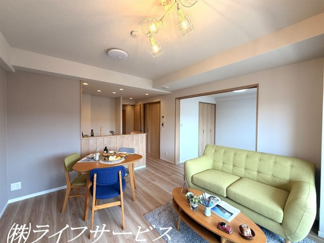 【居間・リビング】 | 阪神住建リバーサイドヴィラ姫島Ⅱ | 東南向きにつき陽当り良好！室内リフォーム済につき即入居可！ペットと一緒に暮らせるマンションです！
