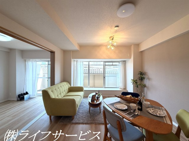 【居間・リビング】 | 阪神住建リバーサイドヴィラ姫島Ⅱ | 東南向きにつき陽当り良好！室内リフォーム済につき即入居可！ペットと一緒に暮らせるマンションです！