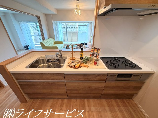 【キッチン】 | 阪神住建リバーサイドヴィラ姫島Ⅱ | システムキッチン／浄水器付、３口ガスコンロのオープンキッチン！
