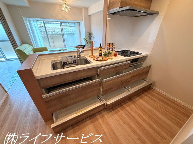 【キッチン】 | 阪神住建リバーサイドヴィラ姫島Ⅱ | システムキッチン／スライド式収納